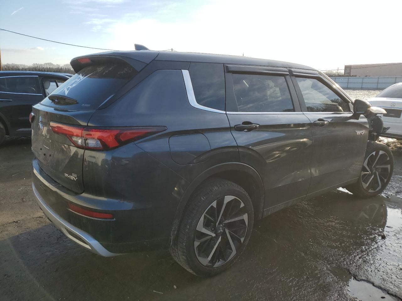 2024 Mitsubishi Outlander - Image 3