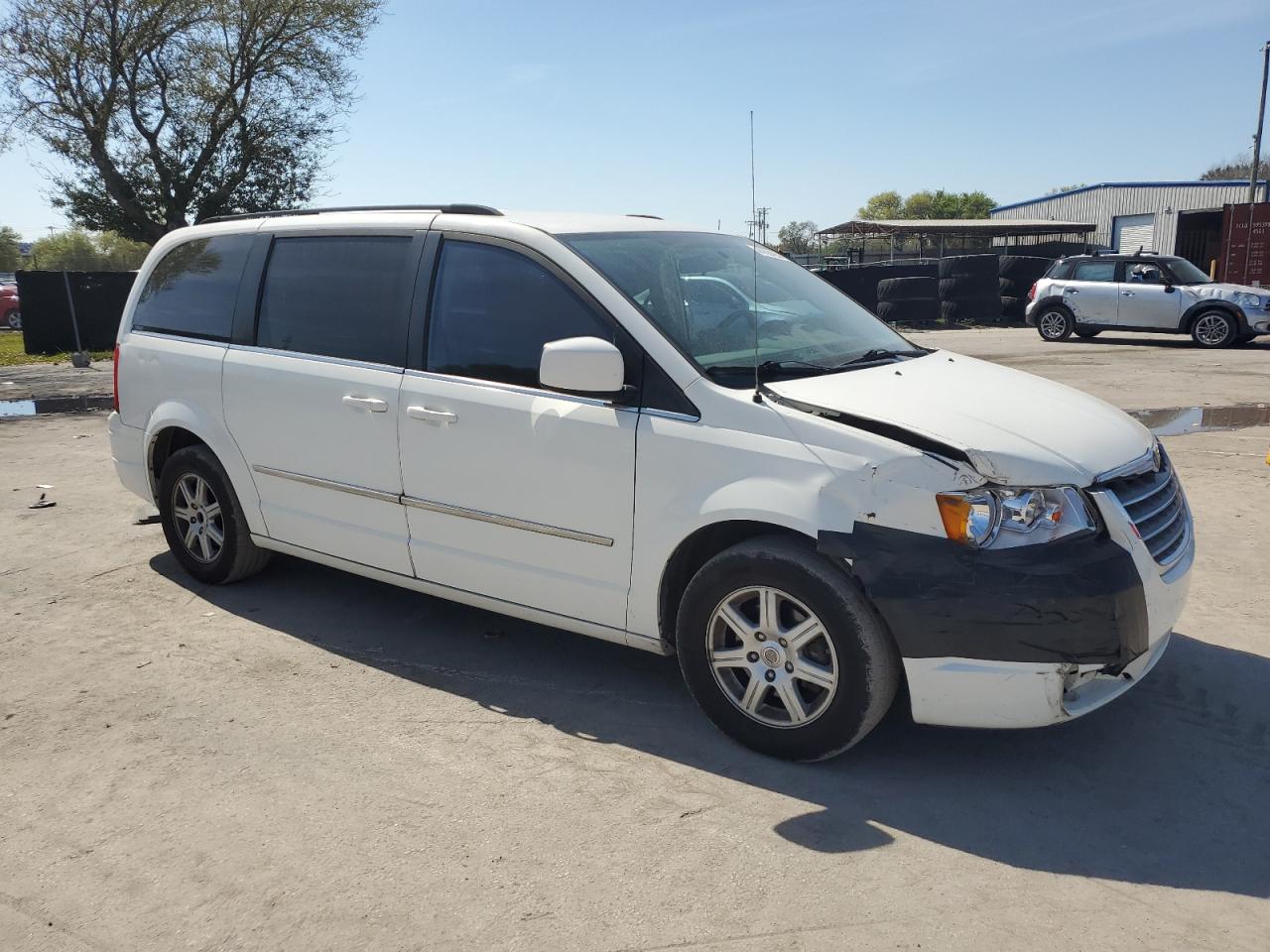 2010 Chrysler Town & Country - Image 4