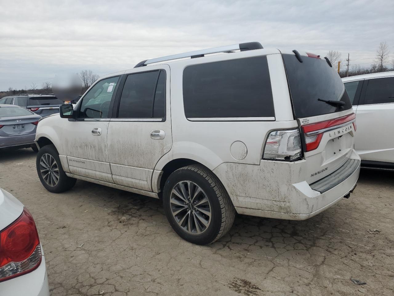 2017 Lincoln Navigator - Image 2