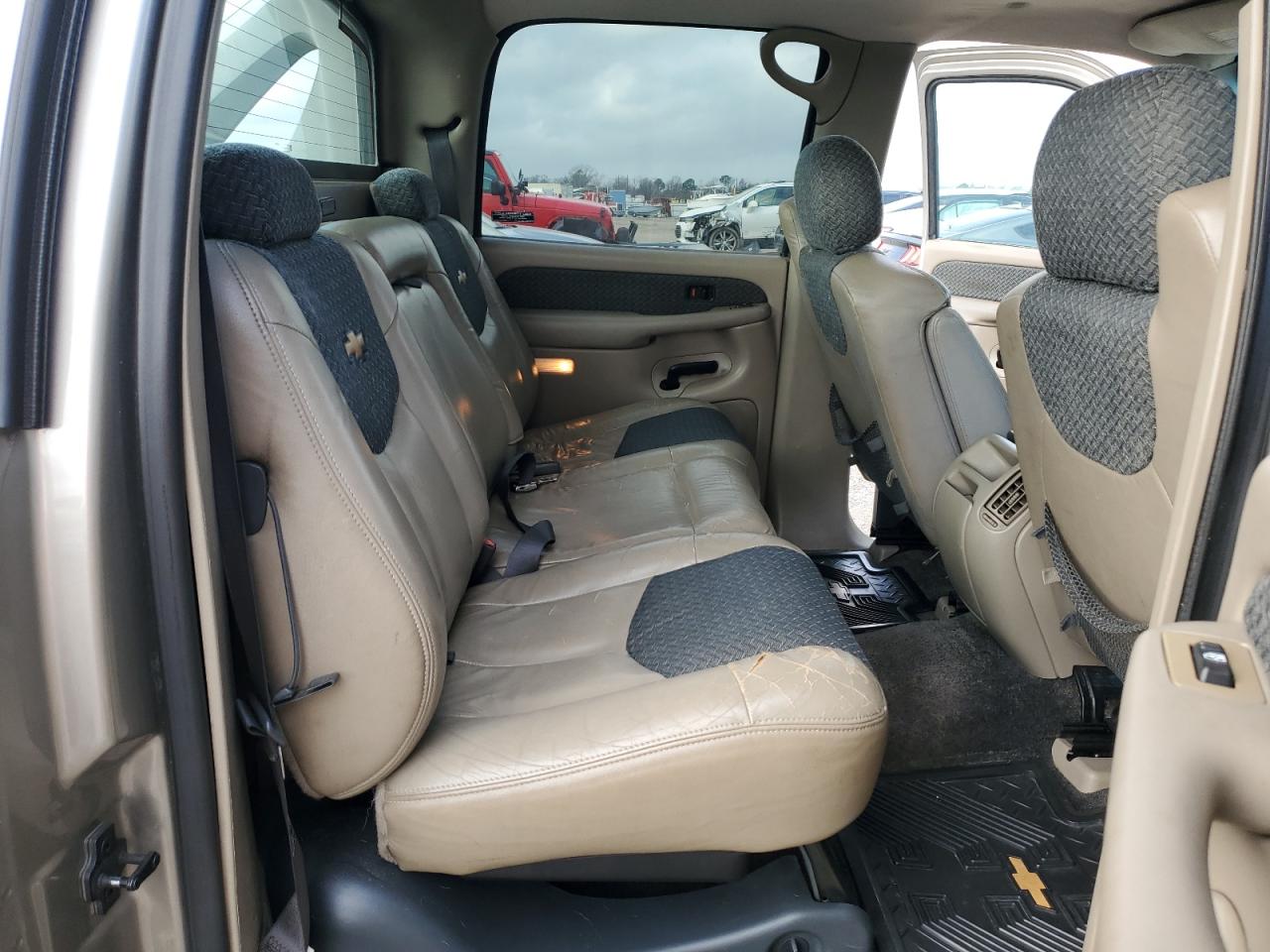 2002 Chevrolet Avalanche - Image 10