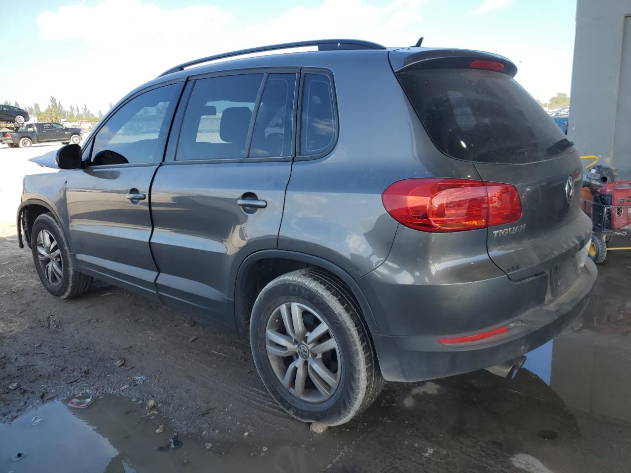 2016 Volkswagen Tiguan - Image 2