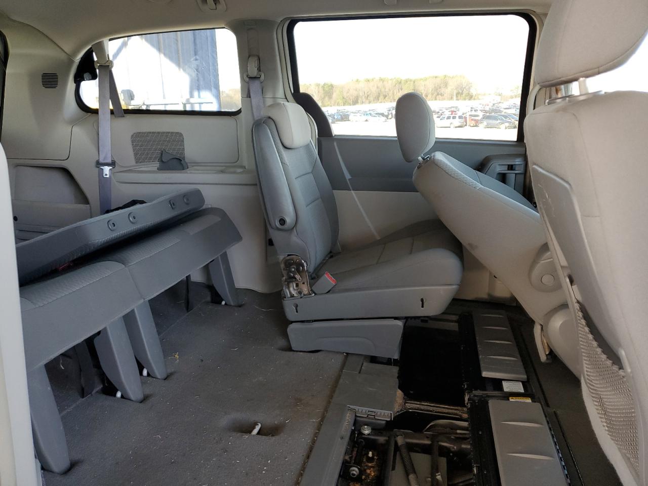 2010 Dodge Caravan - Image 12