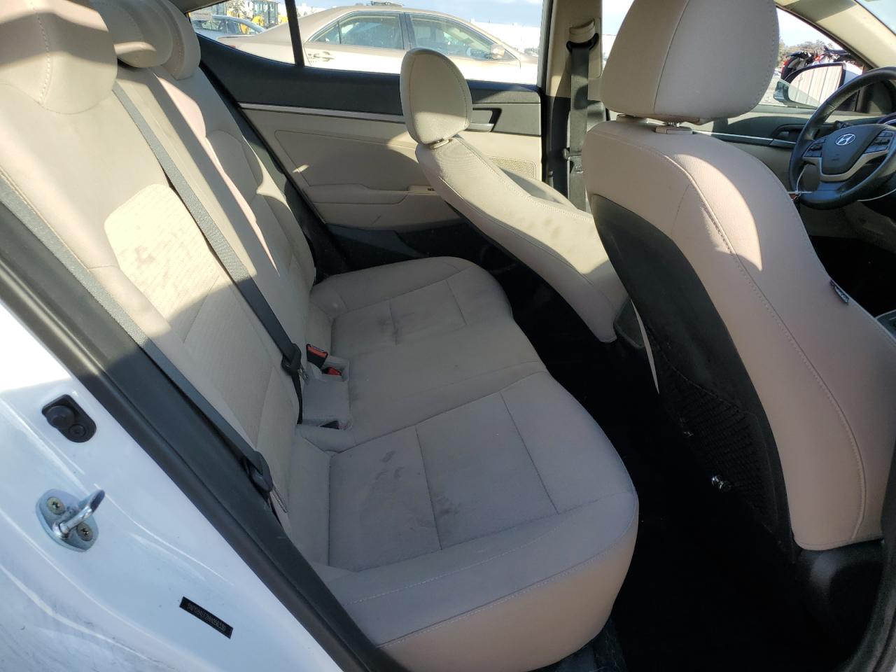 2017 Hyundai Elantra - Image 10