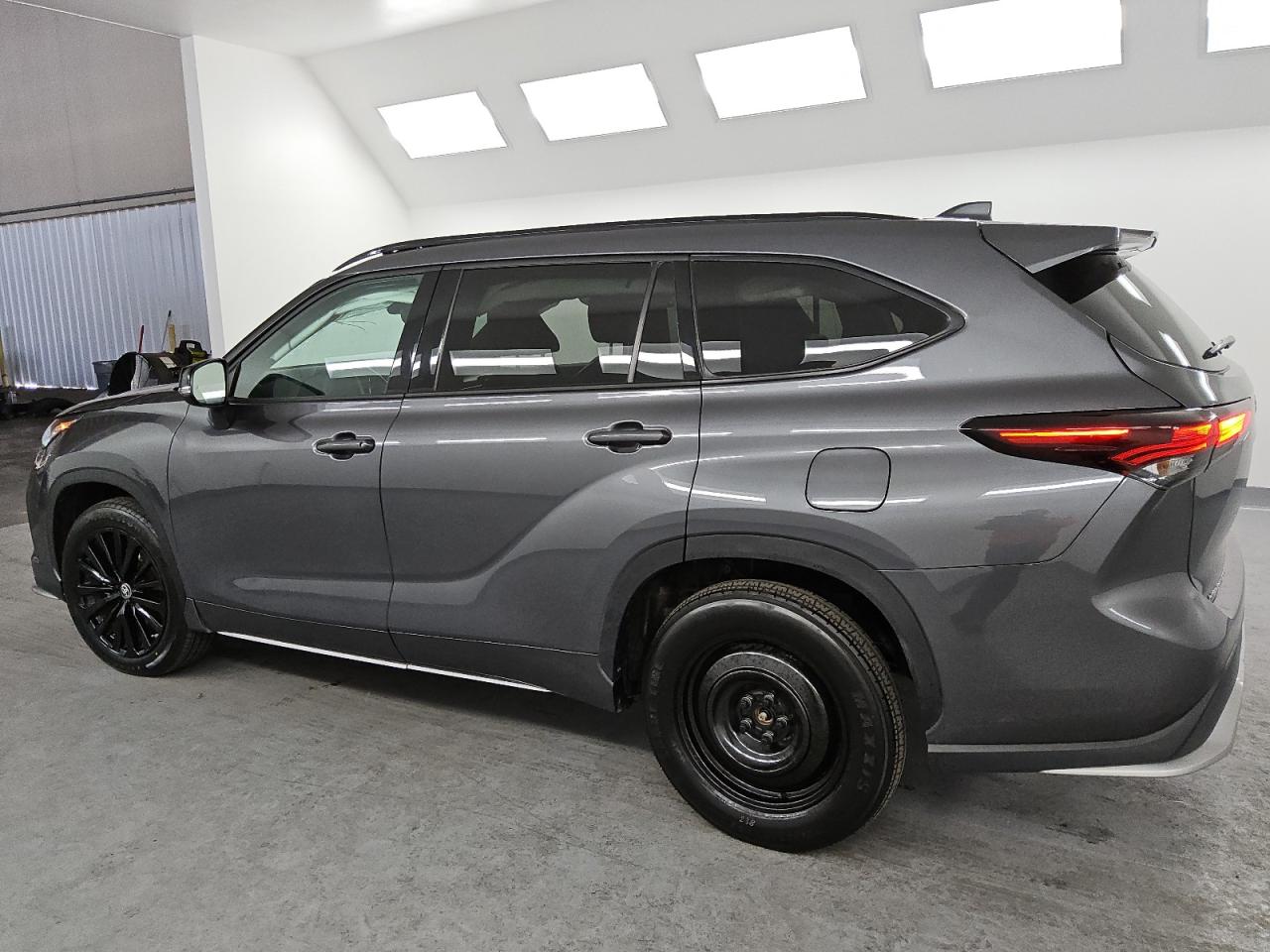 2024 Toyota Highlander - Image 2