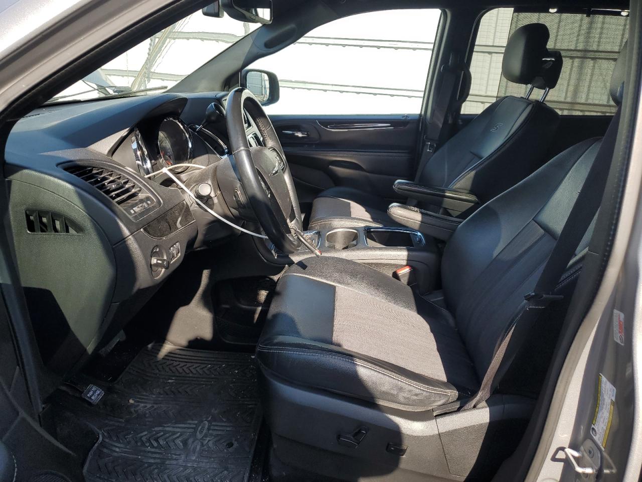 2015 Chrysler Town & Country - Image 7