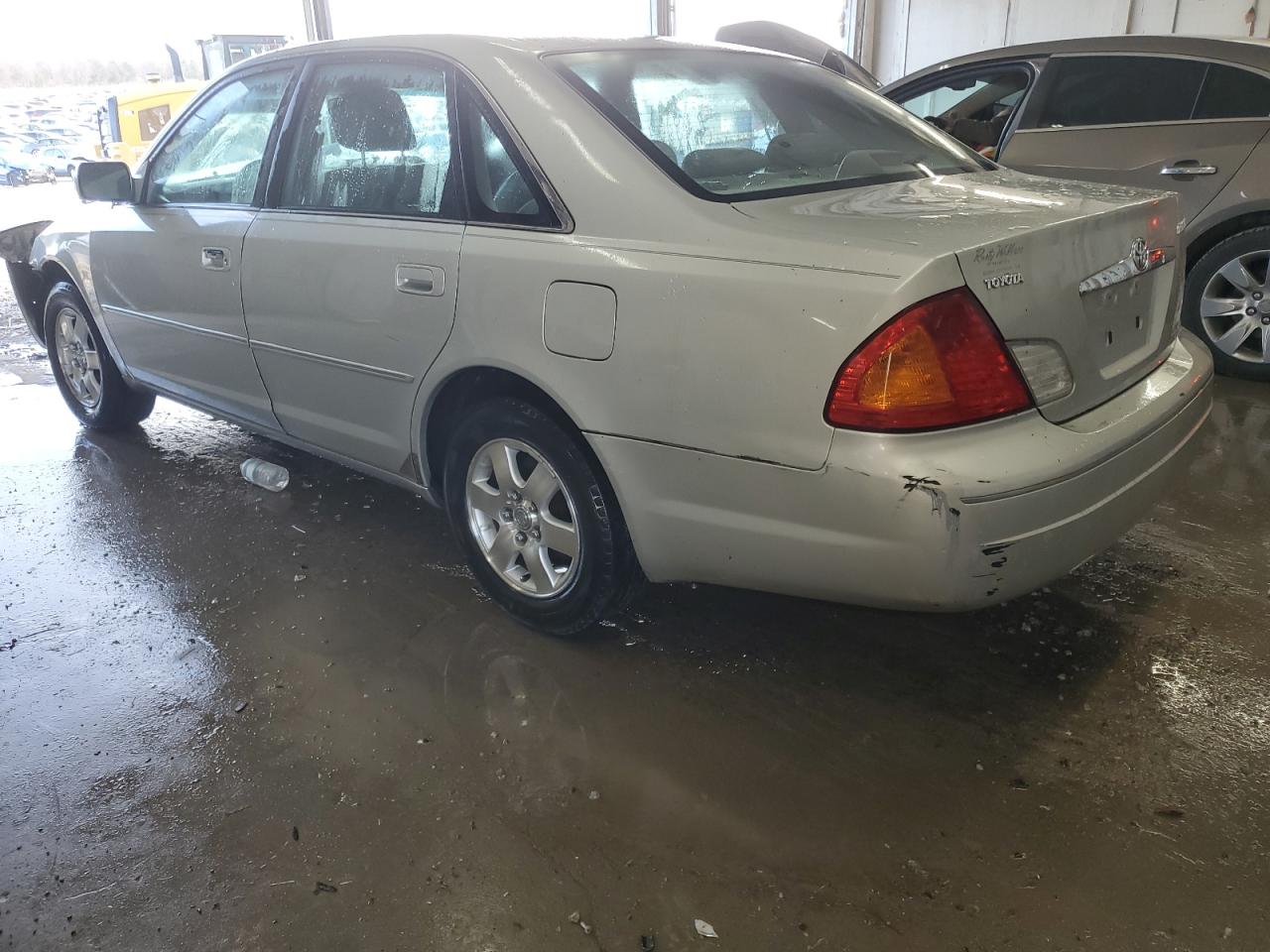 2000 Toyota Avalon - Image 2