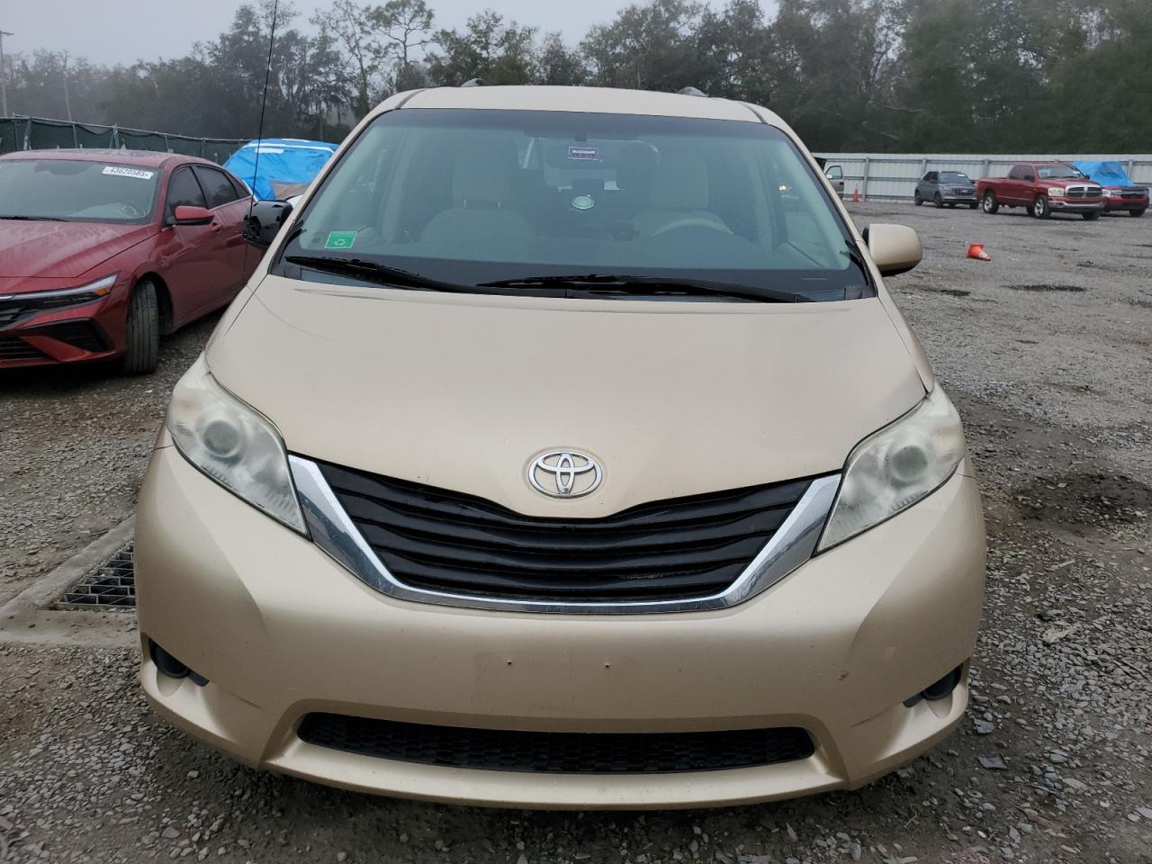 2011 Toyota Sienna - Image 5