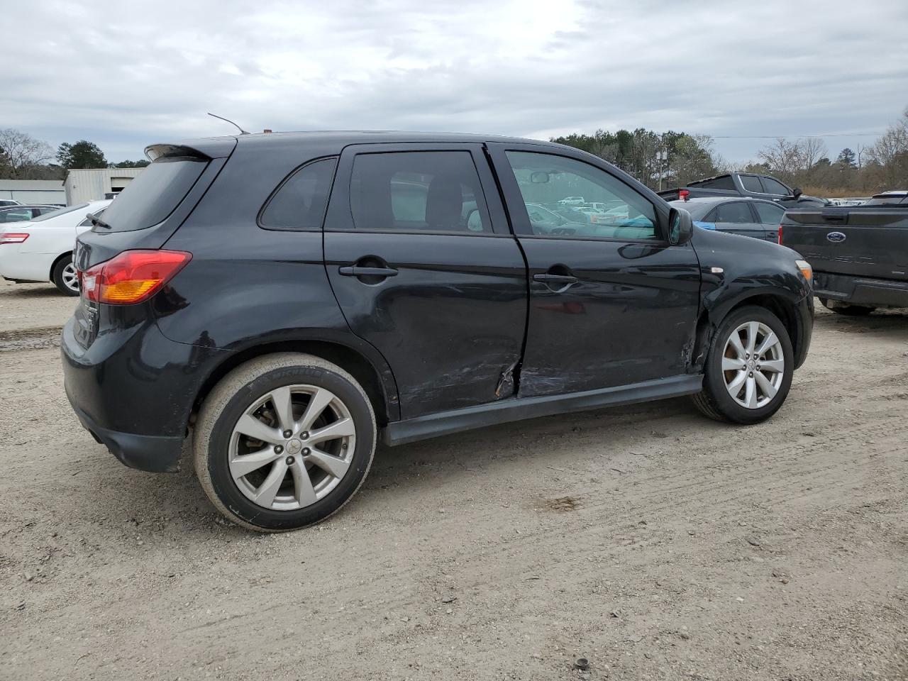 2015 Mitsubishi Outlander - Image 3