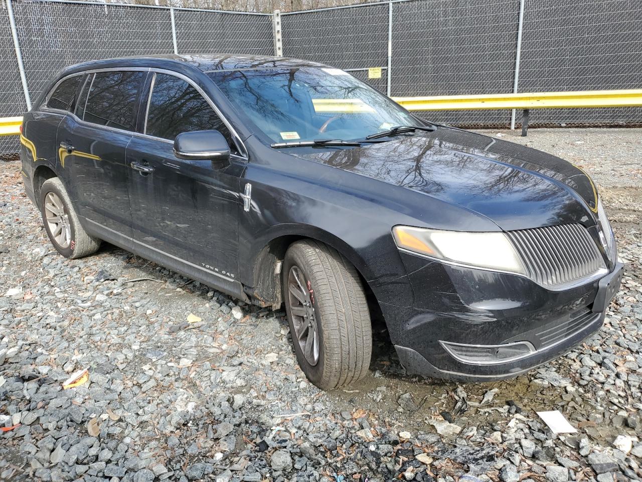 2014 Lincoln MKT - Image 4