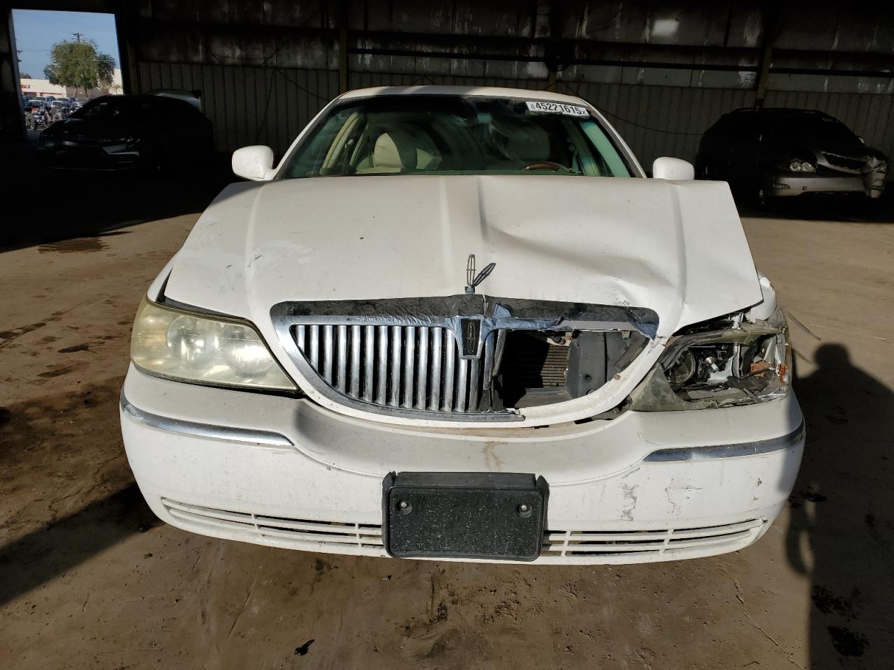 2005 Lincoln Town Car - Image 5