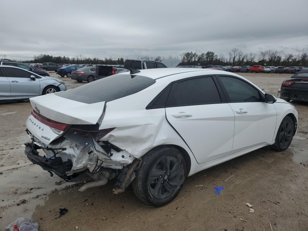 2023 Hyundai Elantra - Image 3
