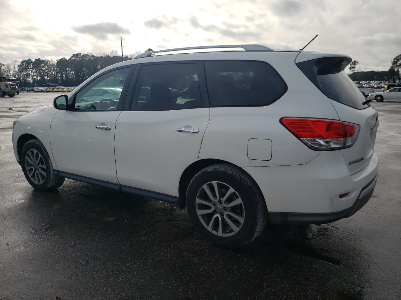 2016 Nissan Pathfinder - Image 2