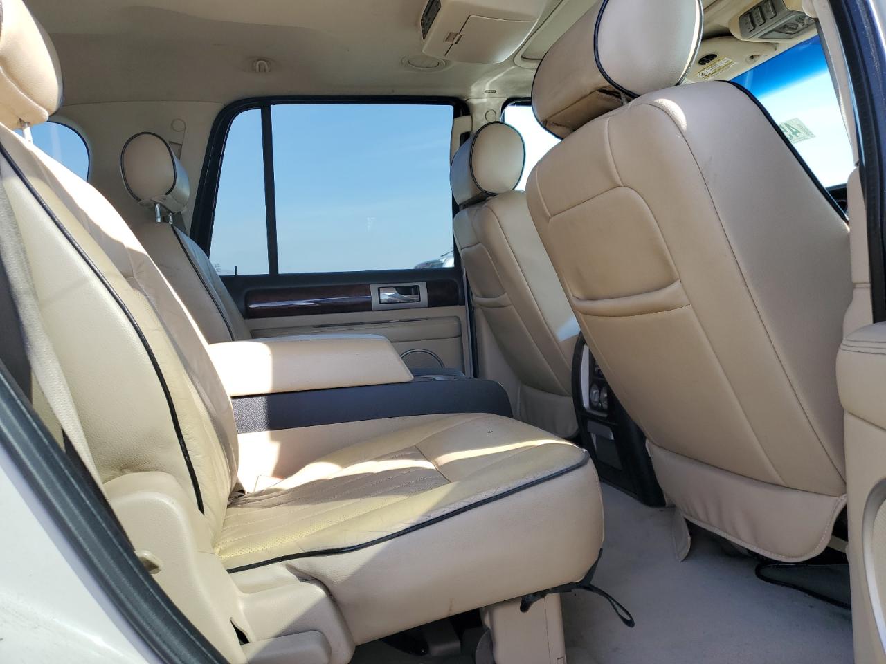 2005 Lincoln Navigator - Image 11