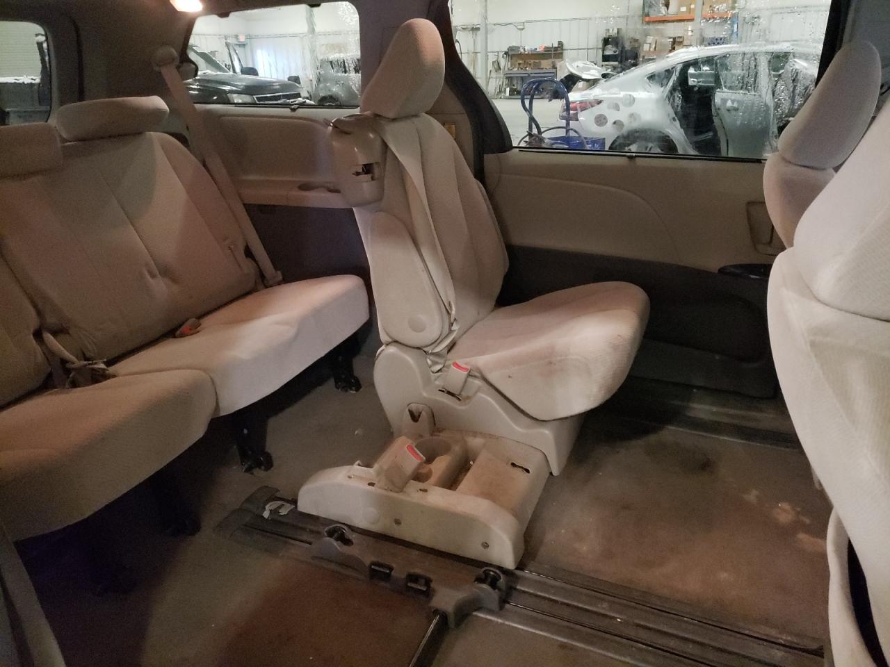 2012 Toyota Sienna - Image 11