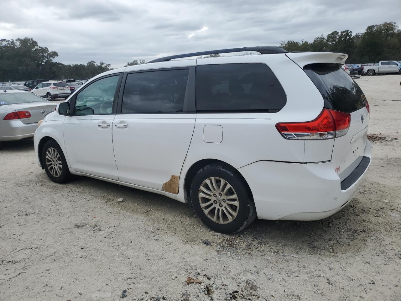 2014 Toyota Sienna - Image 2