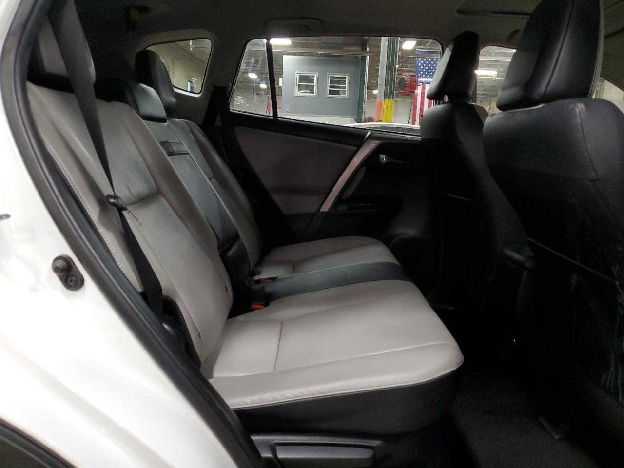 2018 Toyota RAV 4 - Image 11