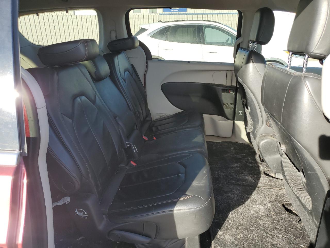 2017 Chrysler Pacifica - Image 11