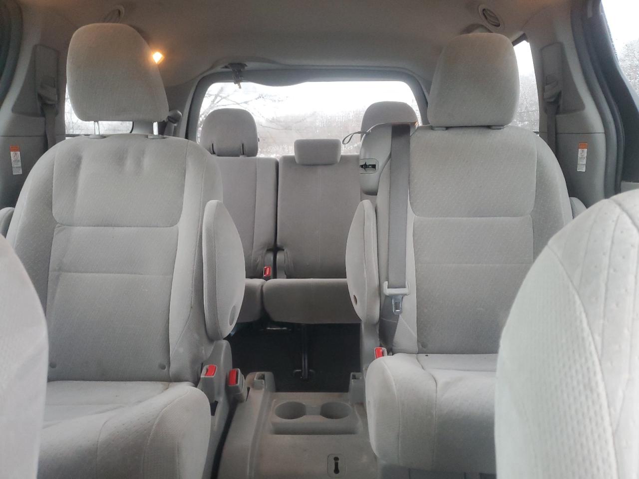 2017 Toyota Sienna - Image 10