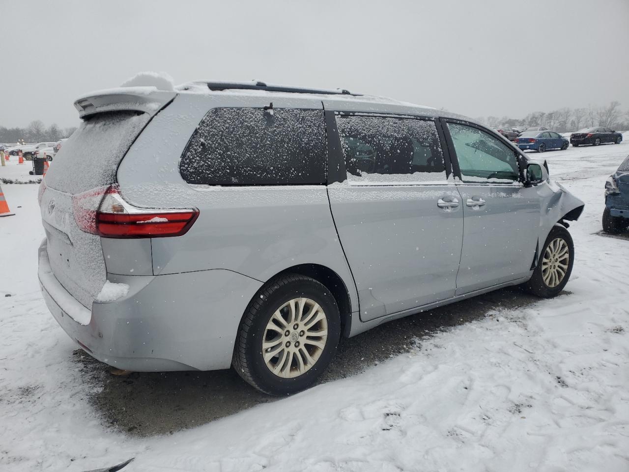 2016 Toyota Sienna - Image 3