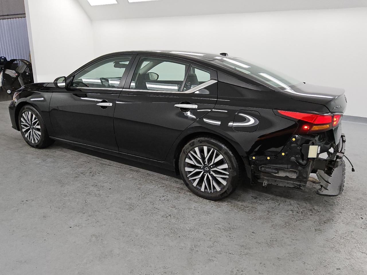 2024 Nissan Altima - Image 2