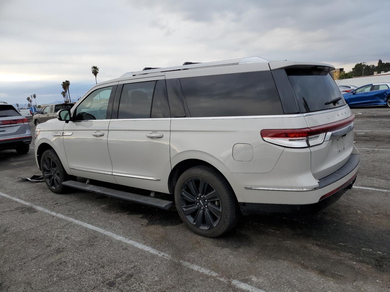 2023 Lincoln Navigator - Image 2