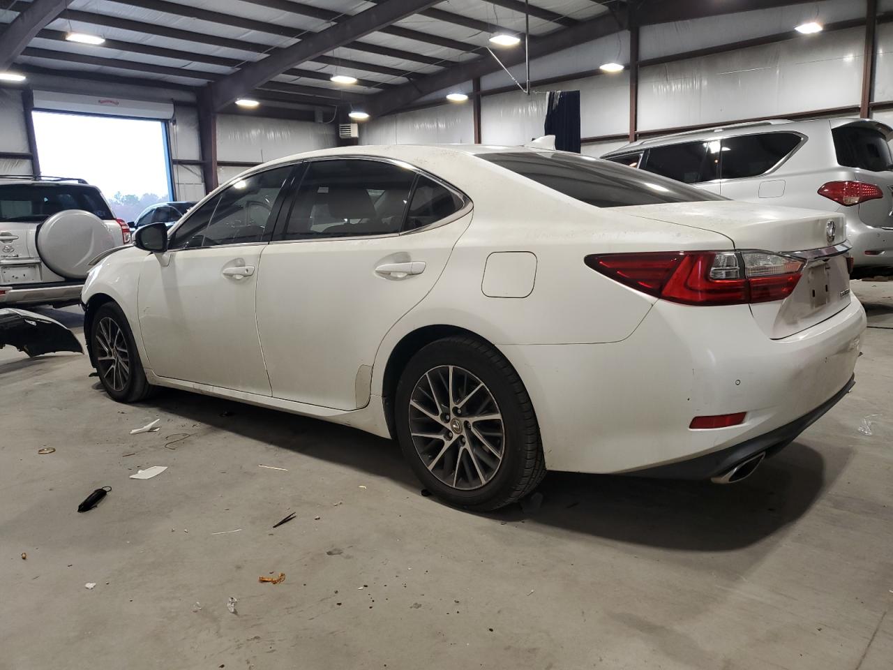 2016 Lexus ES - Image 2