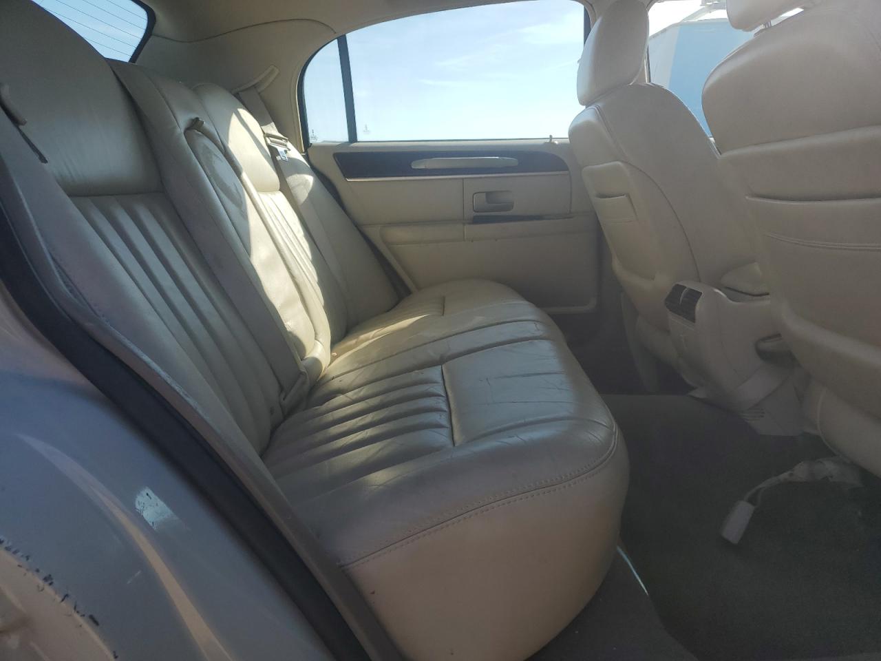2005 Lincoln Town Car - Image 10