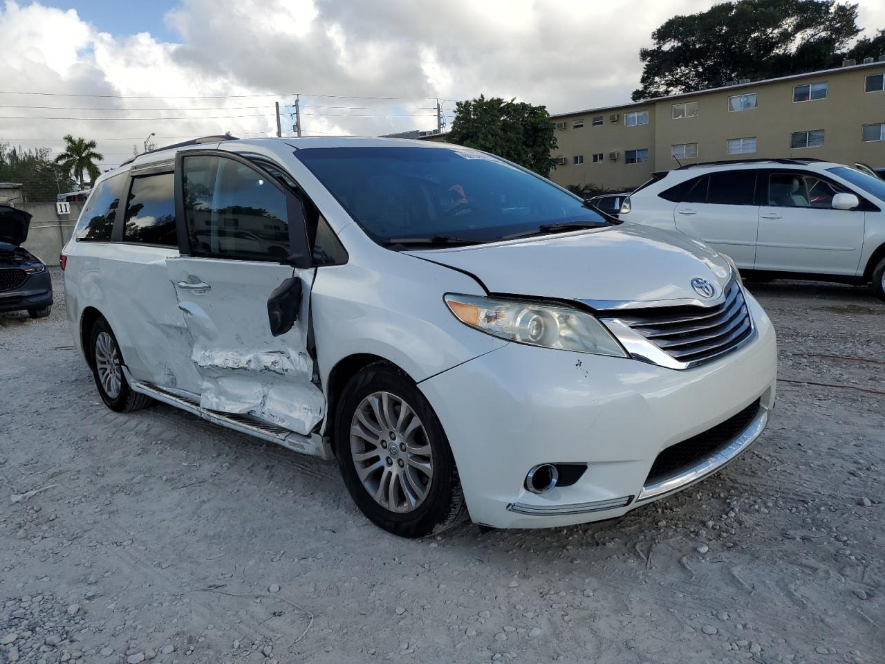 2017 Toyota Sienna - Image 4