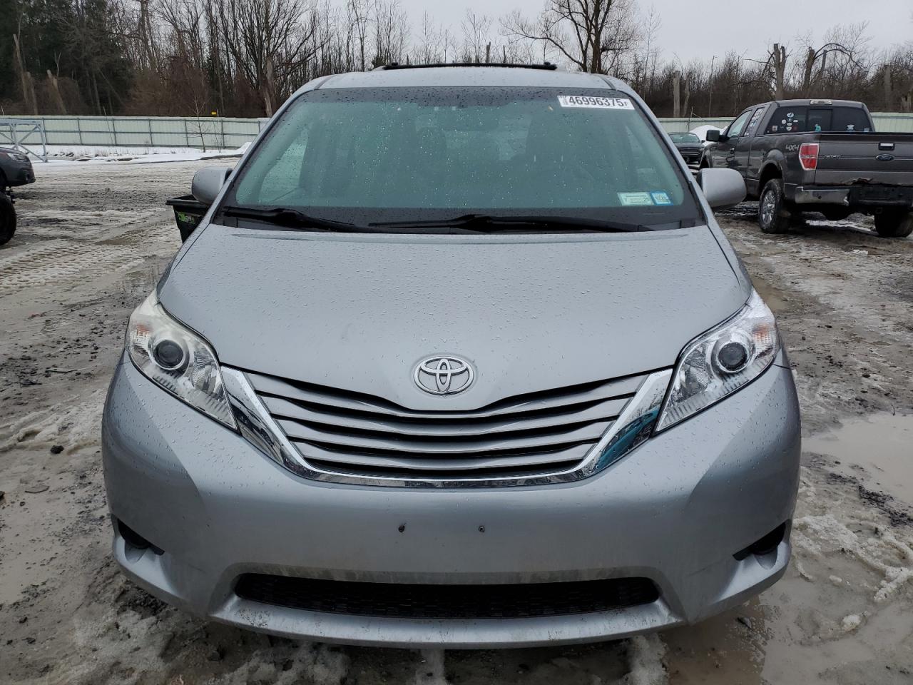 2017 Toyota Sienna - Image 5