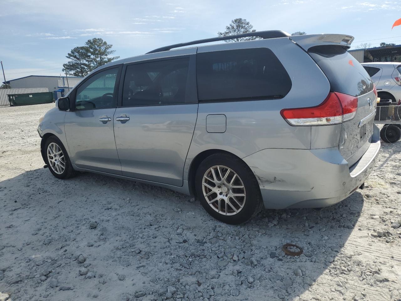 2011 Toyota Sienna - Image 2