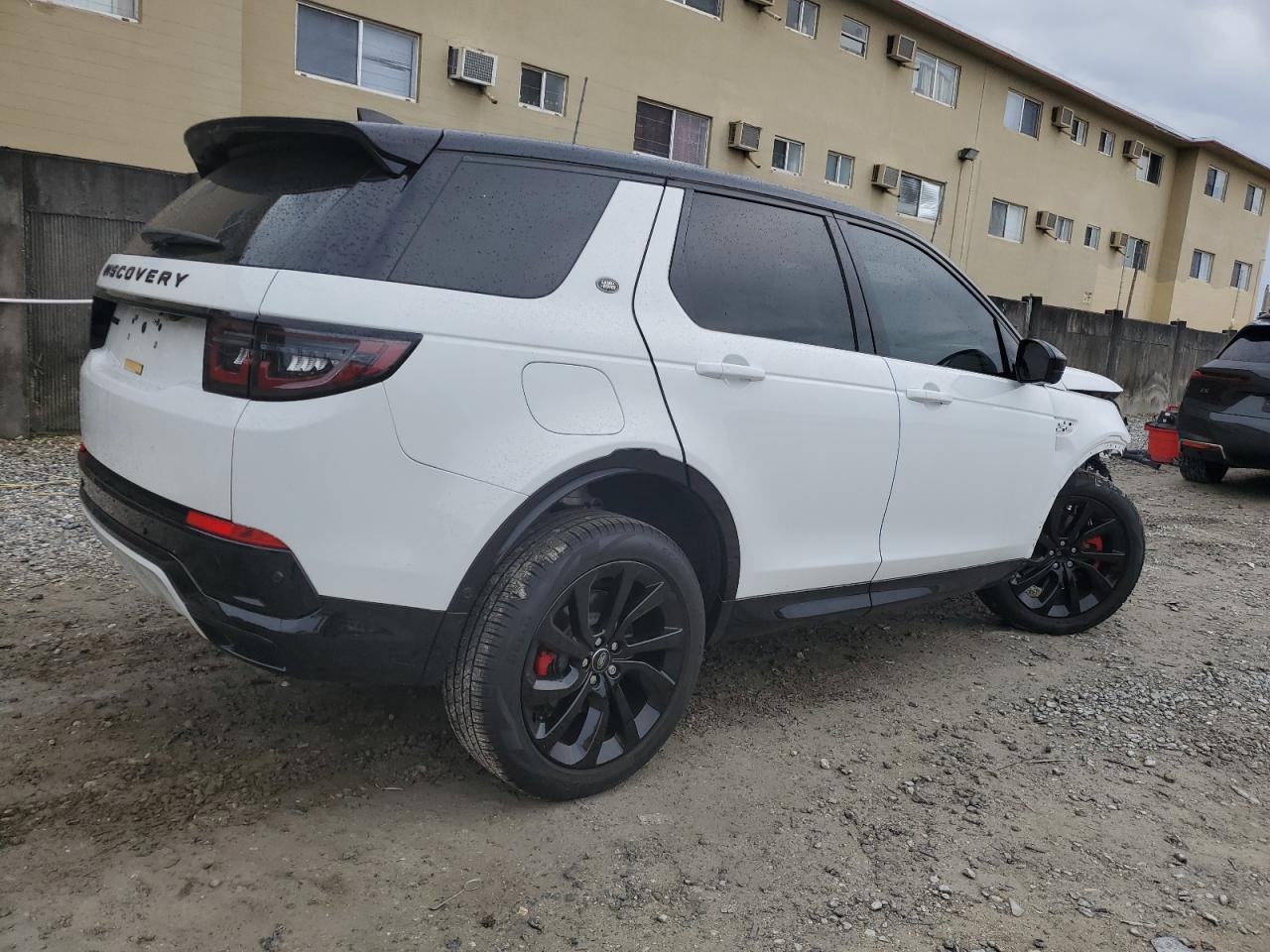 2024 Land Rover Discovery - Image 3