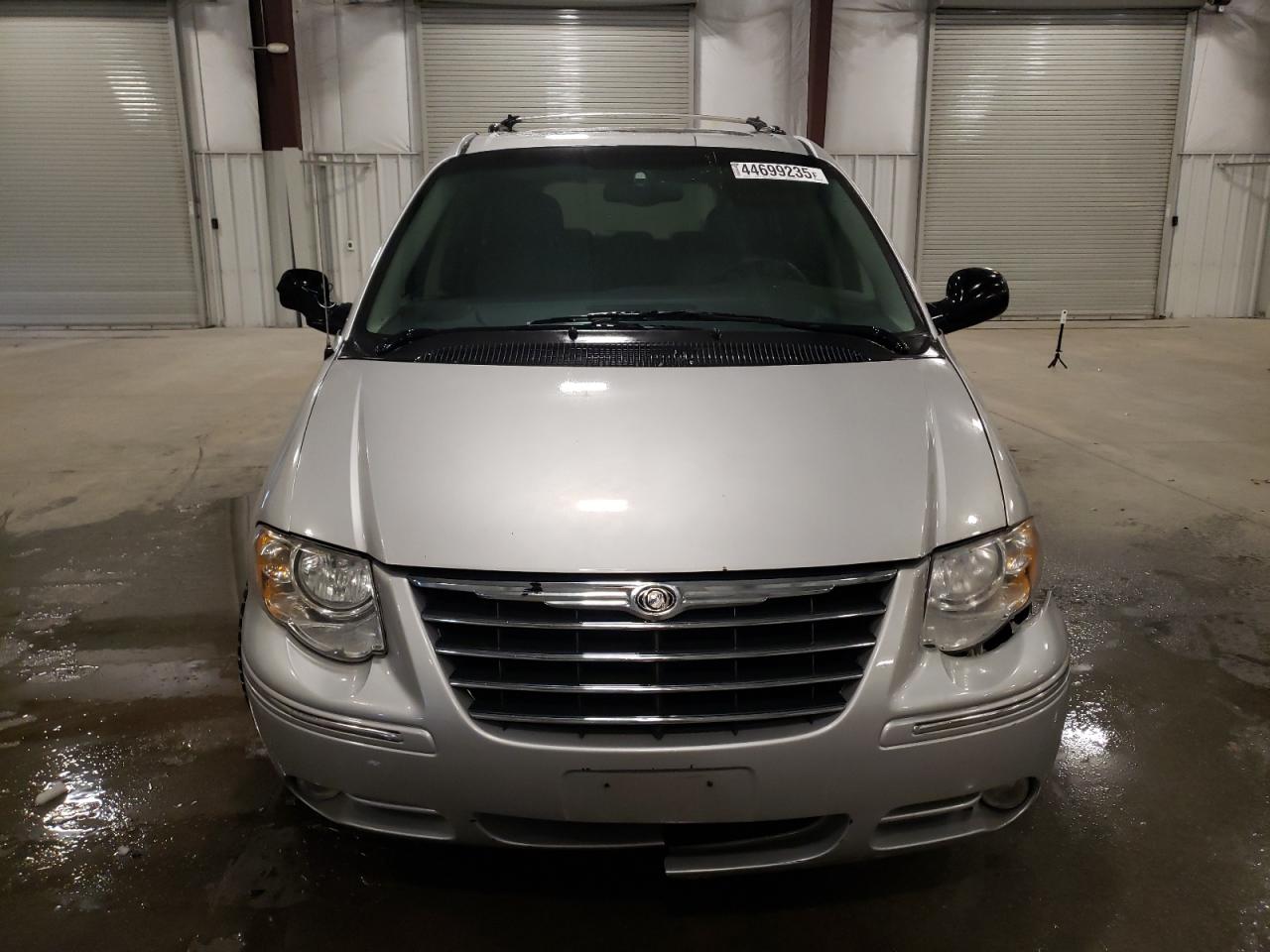 2005 Chrysler Town & Country - Image 5