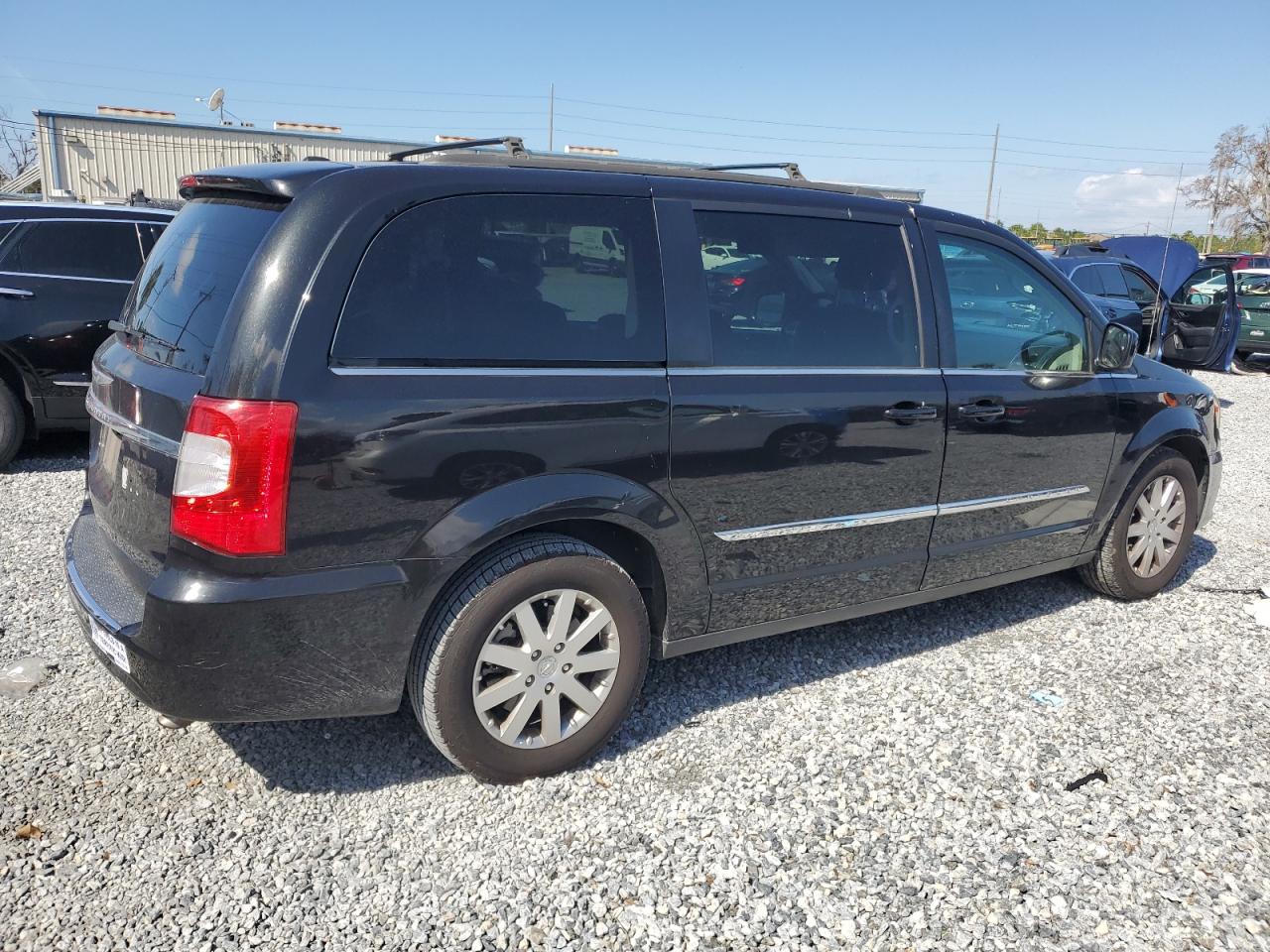 2016 Chrysler Town & Country - Image 3