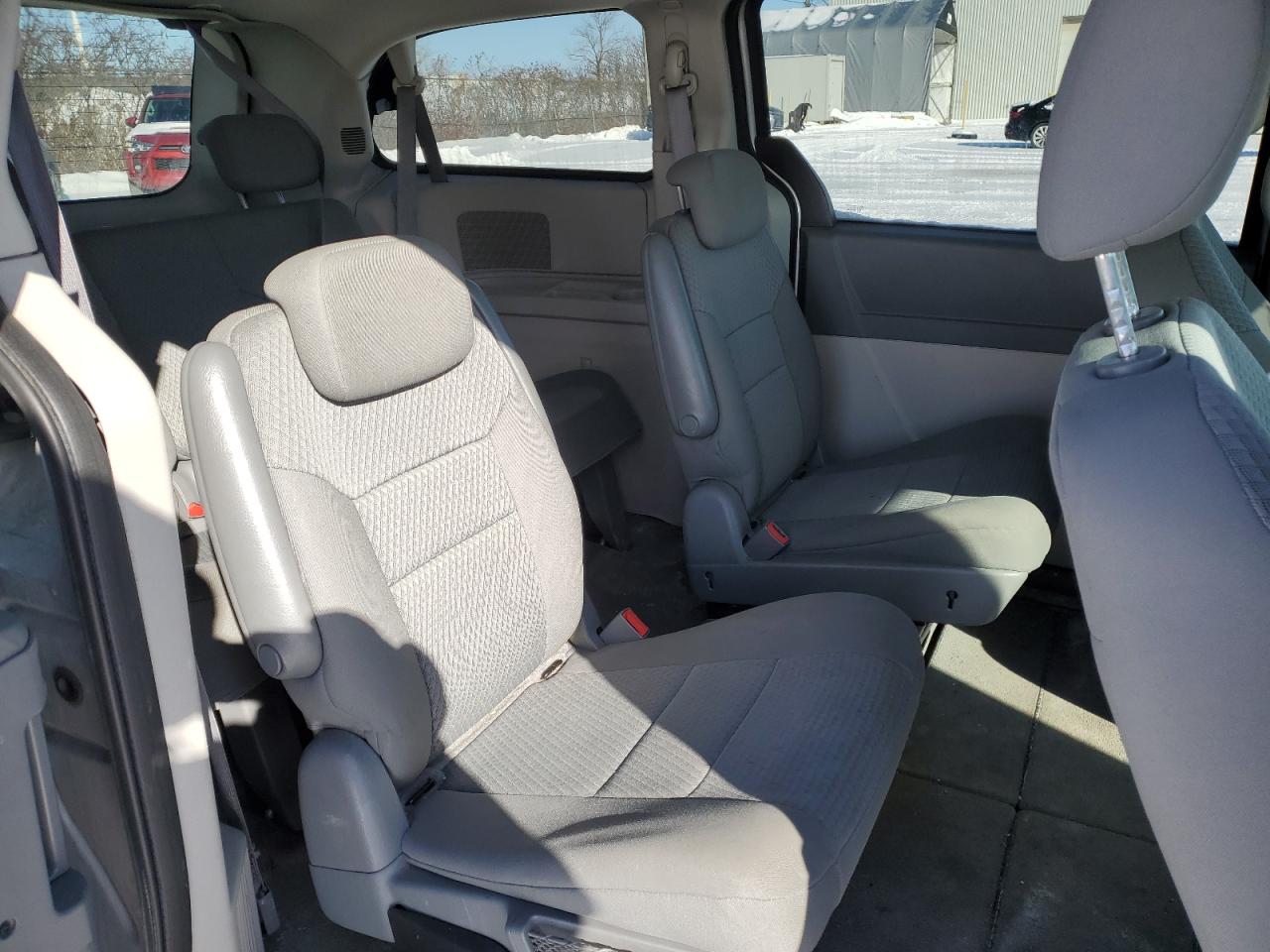 2010 Dodge Caravan - Image 11