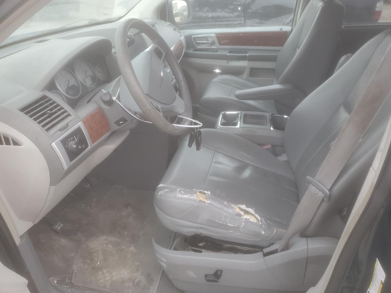 2009 Chrysler Town & Country - Image 7