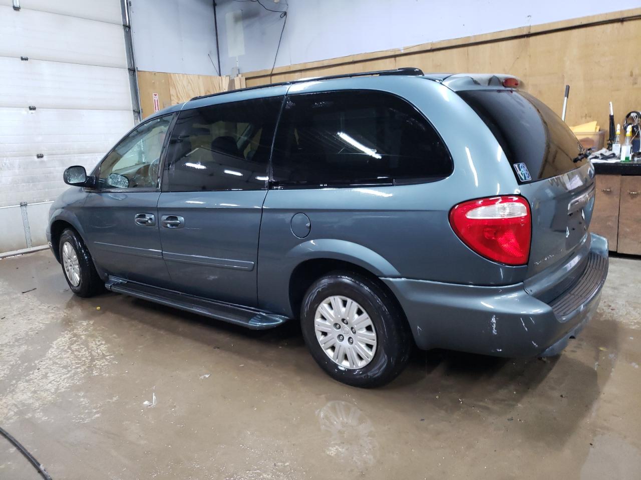 2006 Chrysler Town & Country - Image 2