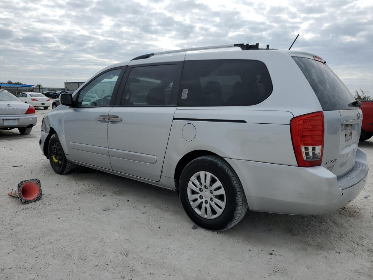 2011 Kia Sedona - Image 2