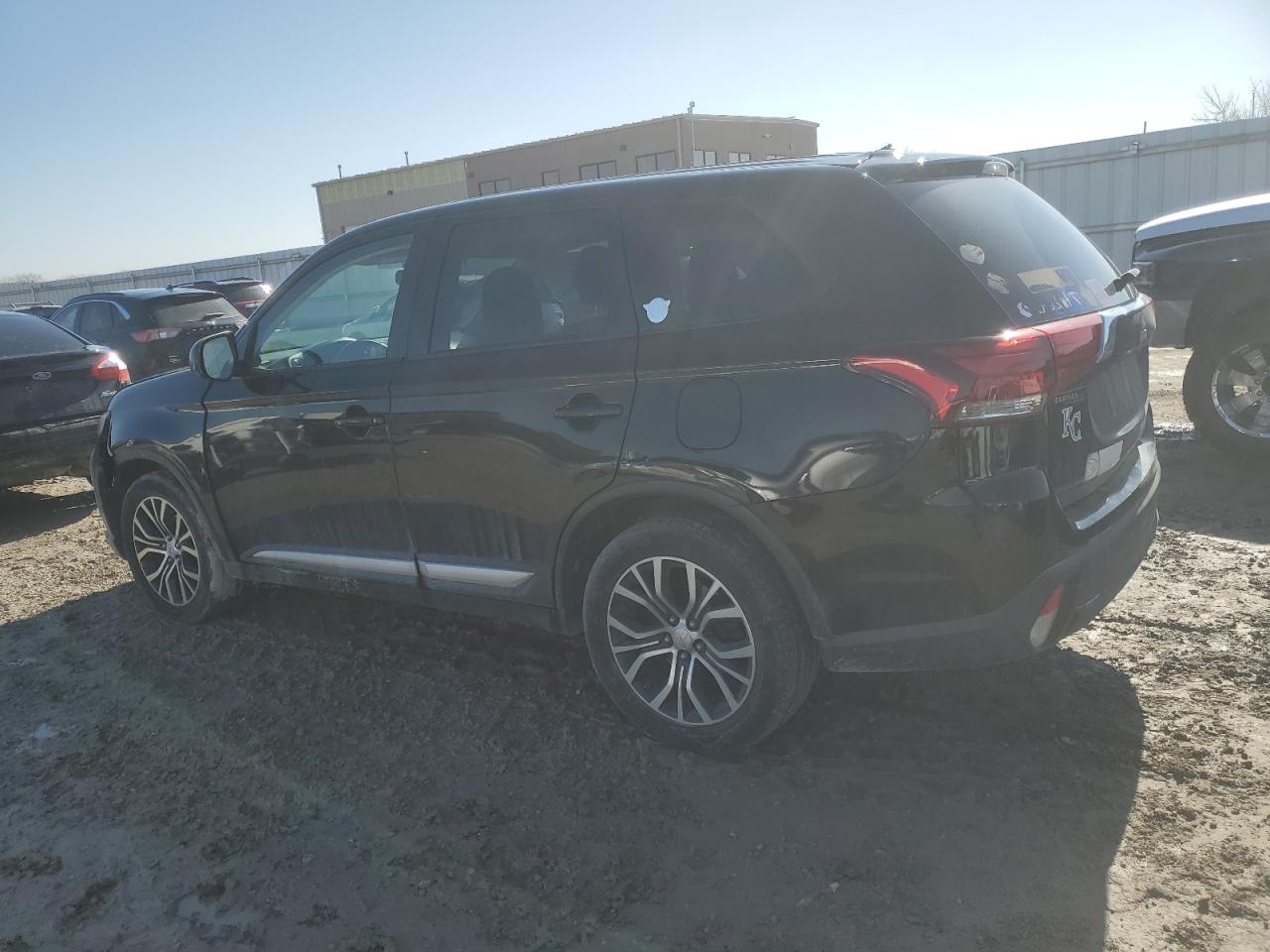 2016 Mitsubishi Outlander - Image 2