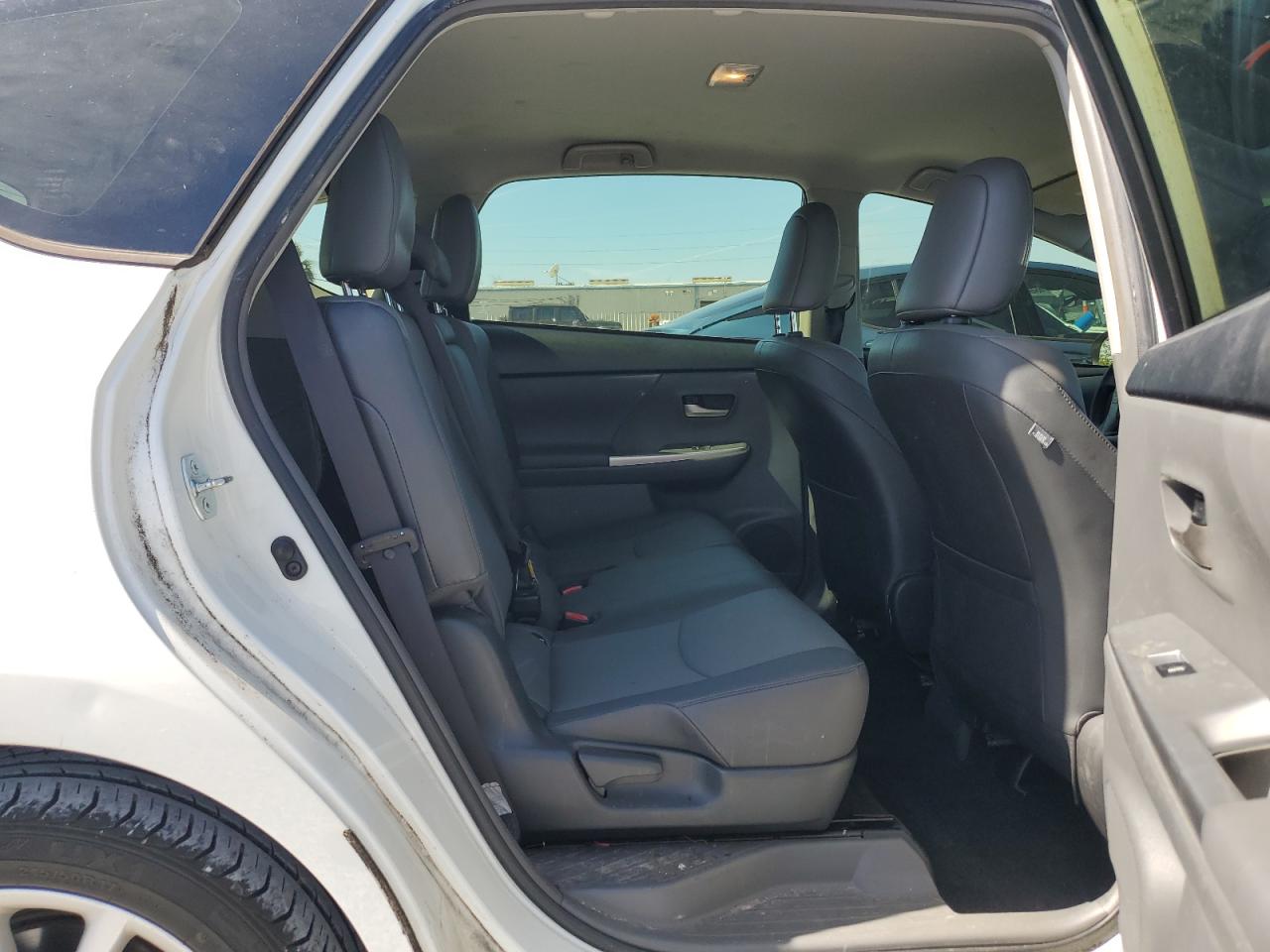 2014 Toyota Prius - Image 11