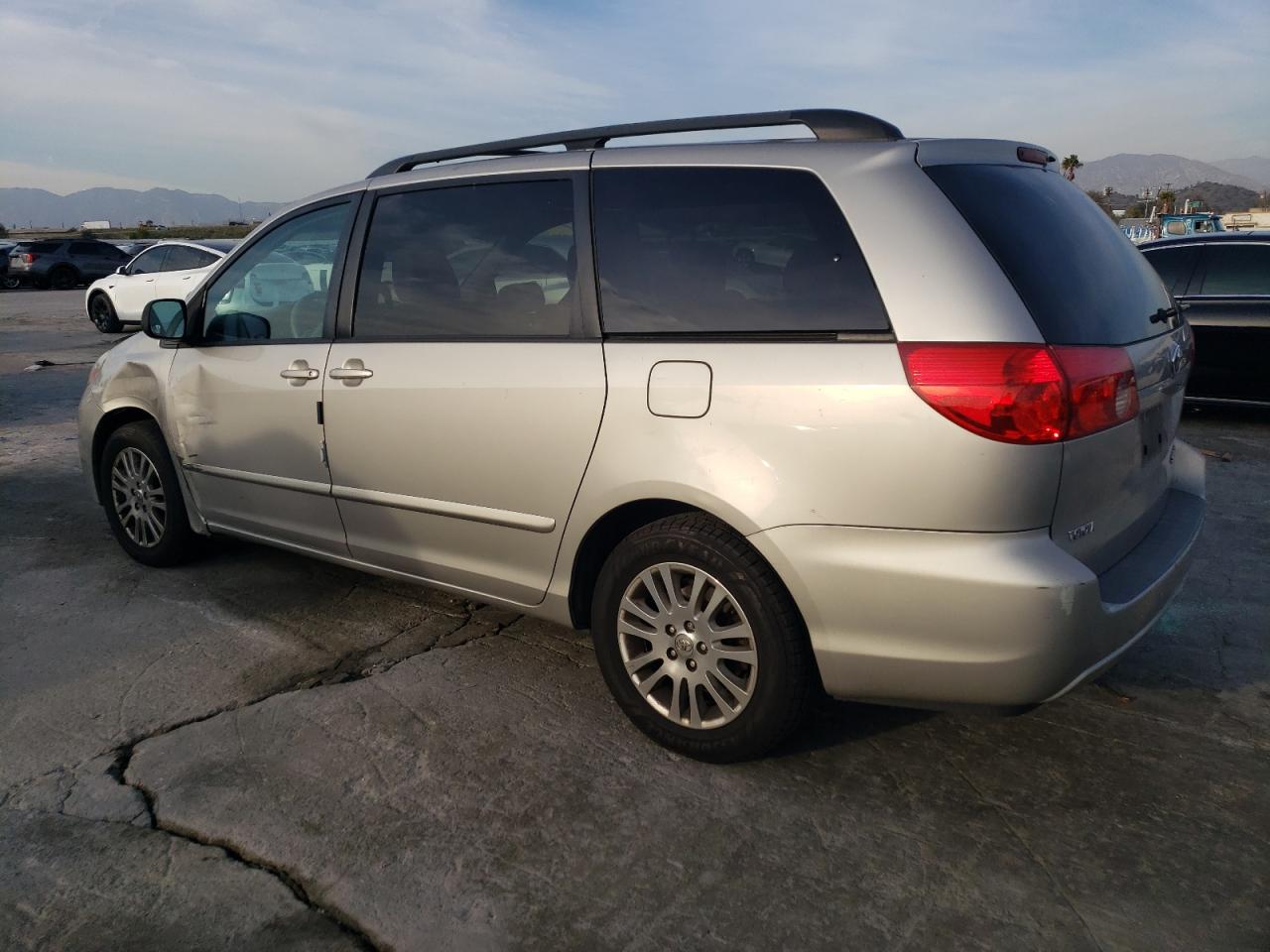 2010 Toyota Sienna - Image 2