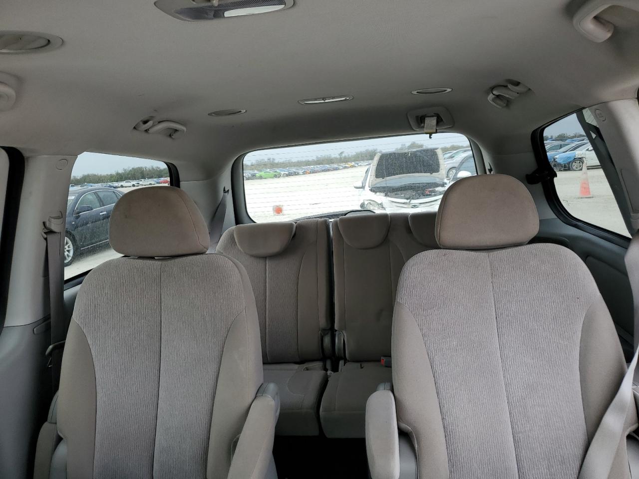 2011 Kia Sedona - Image 10