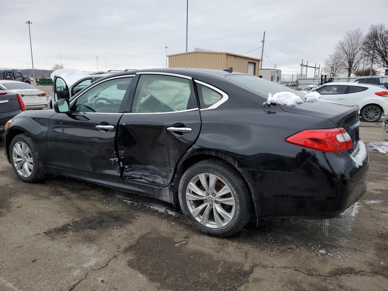 2011 Infiniti M - Image 2
