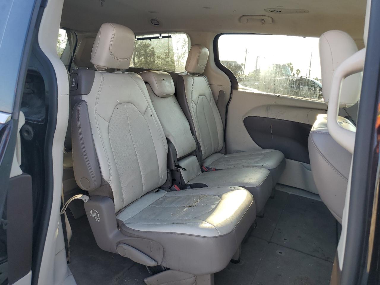 2018 Chrysler Pacifica - Image 11