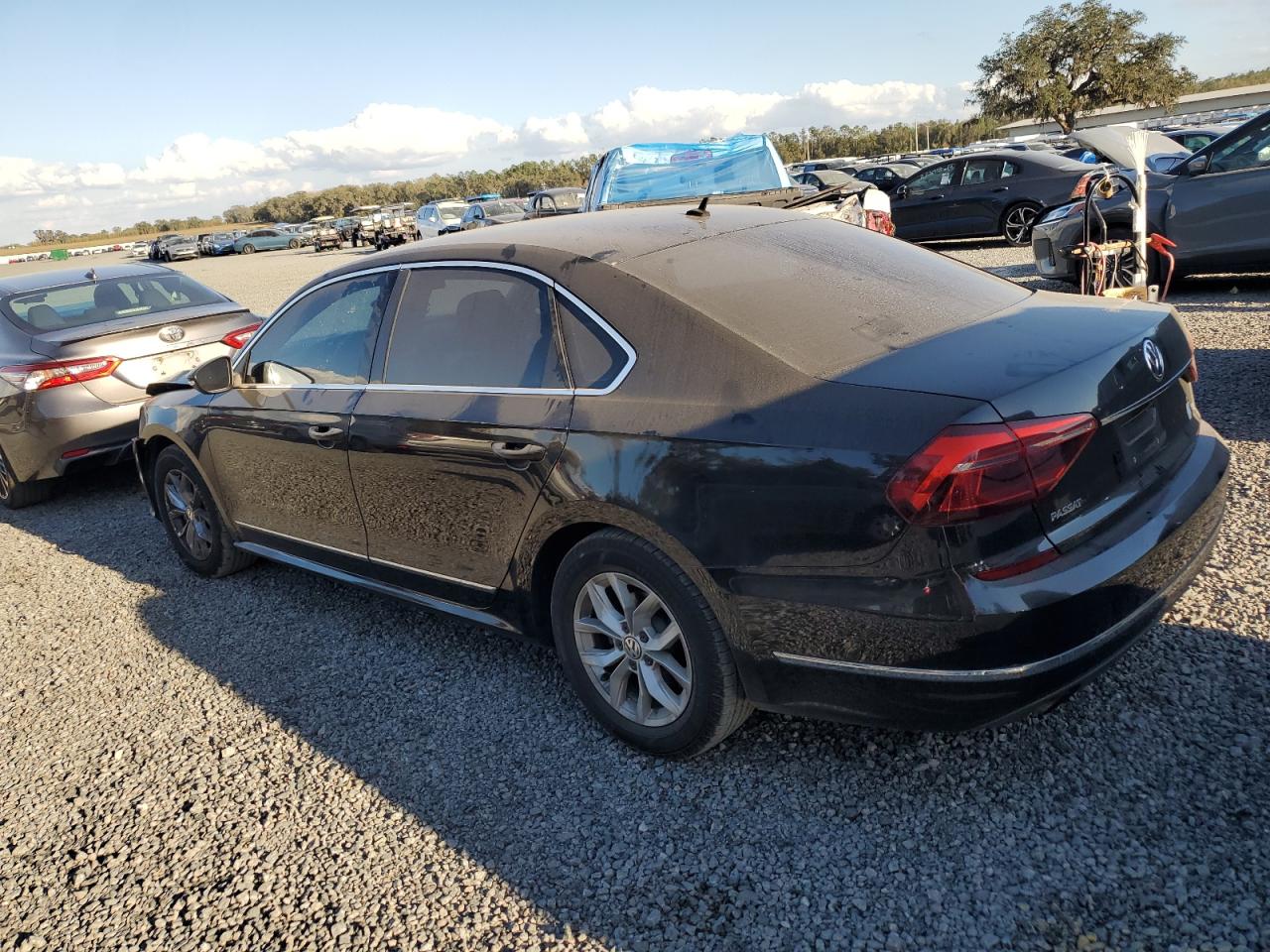 2017 Volkswagen Passat - Image 2