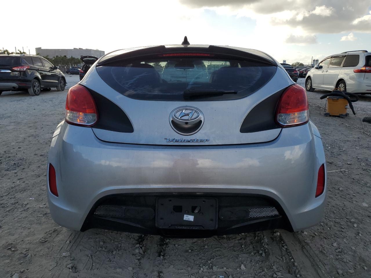 2015 Hyundai Veloster - Image 6