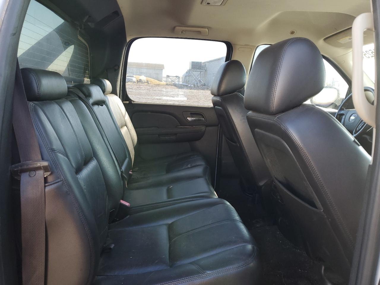 2010 Chevrolet Avalanche - Image 10