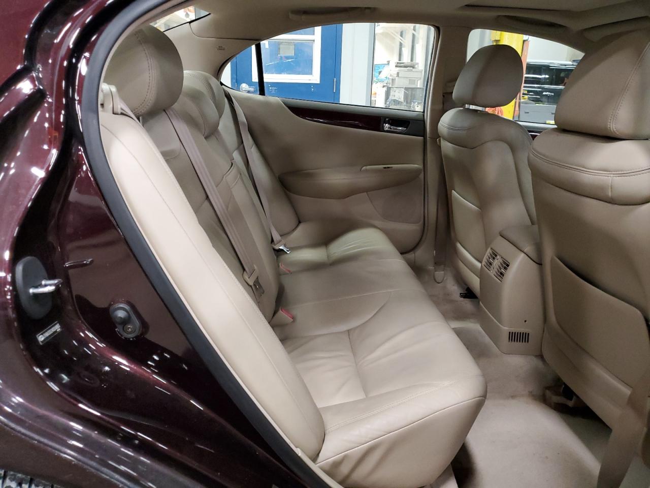 2004 Lexus ES - Image 10
