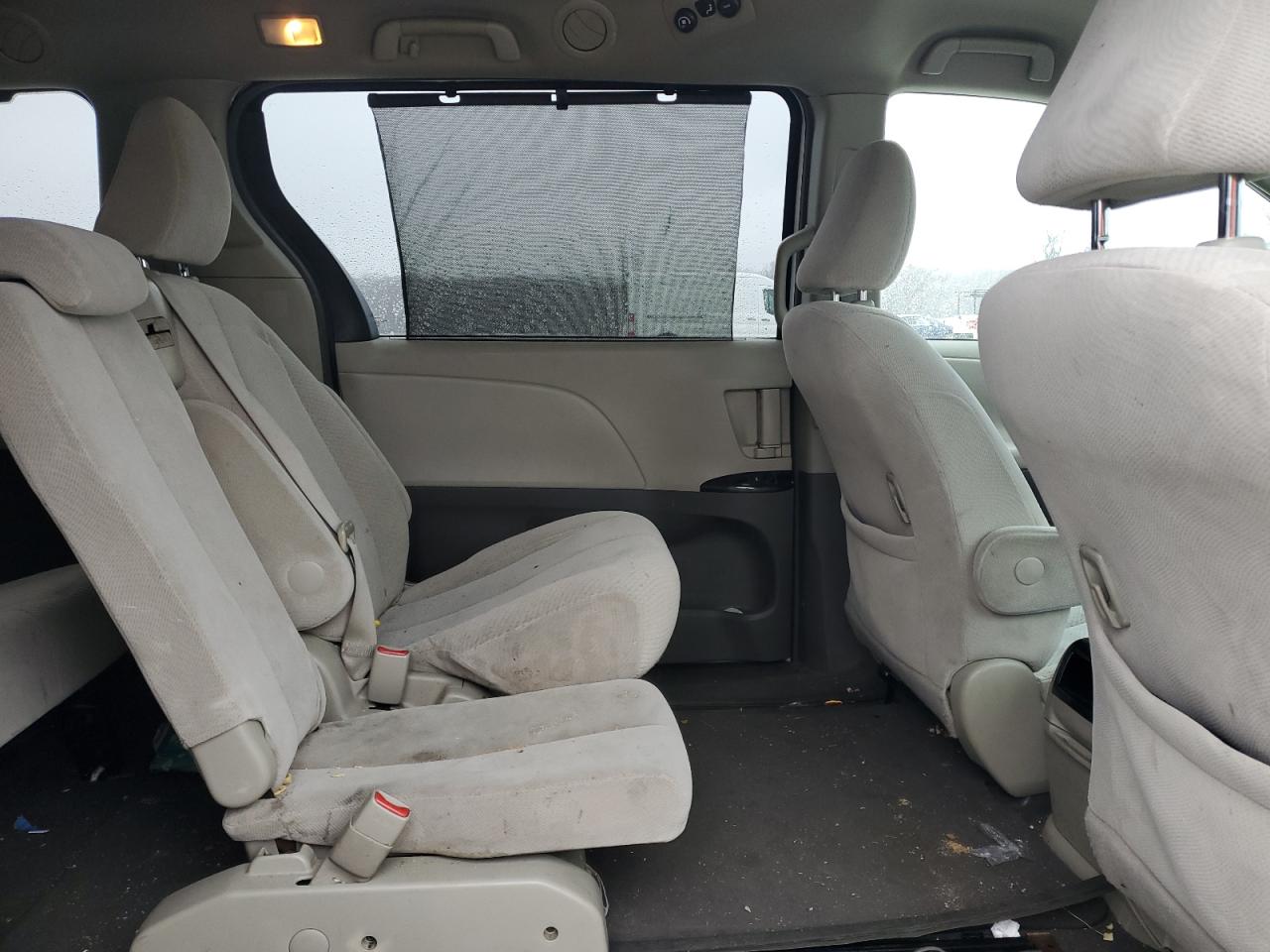 2011 Toyota Sienna - Image 12