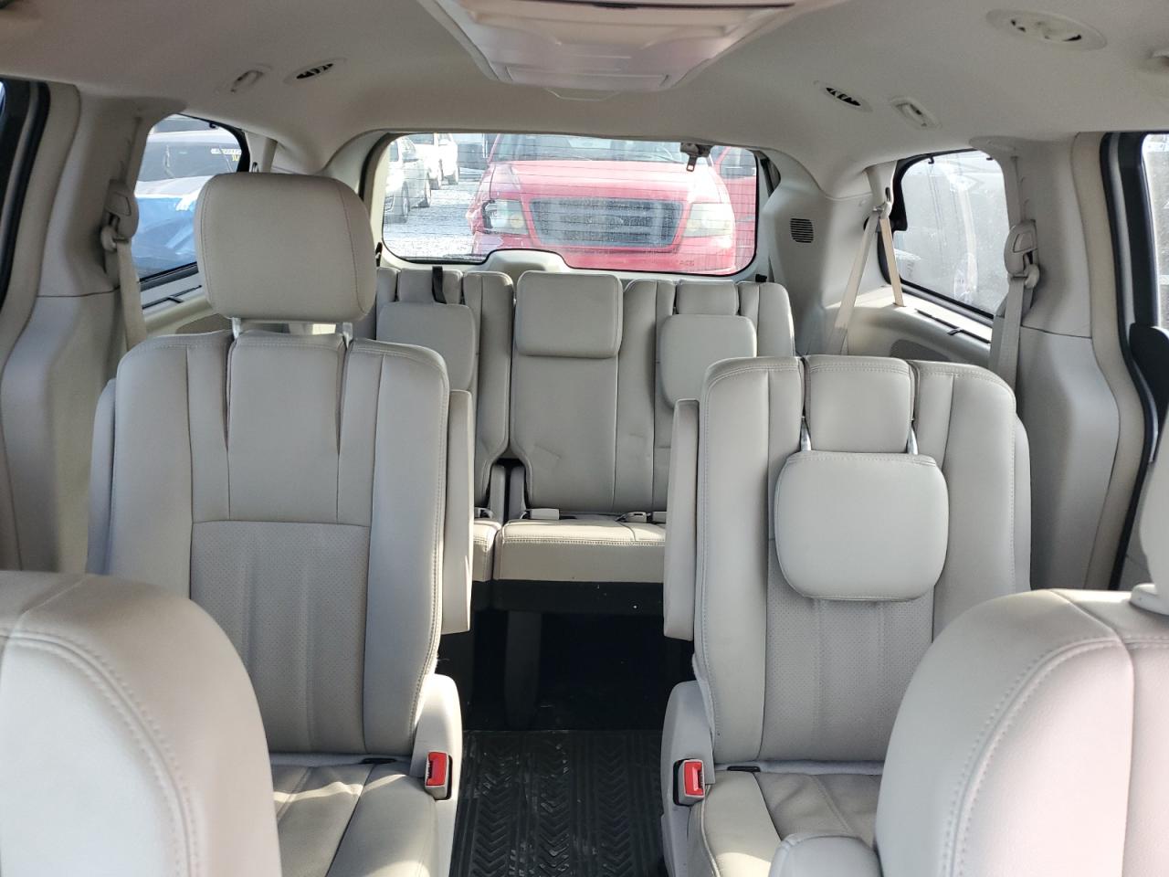 2014 Chrysler Town & Country - Image 10