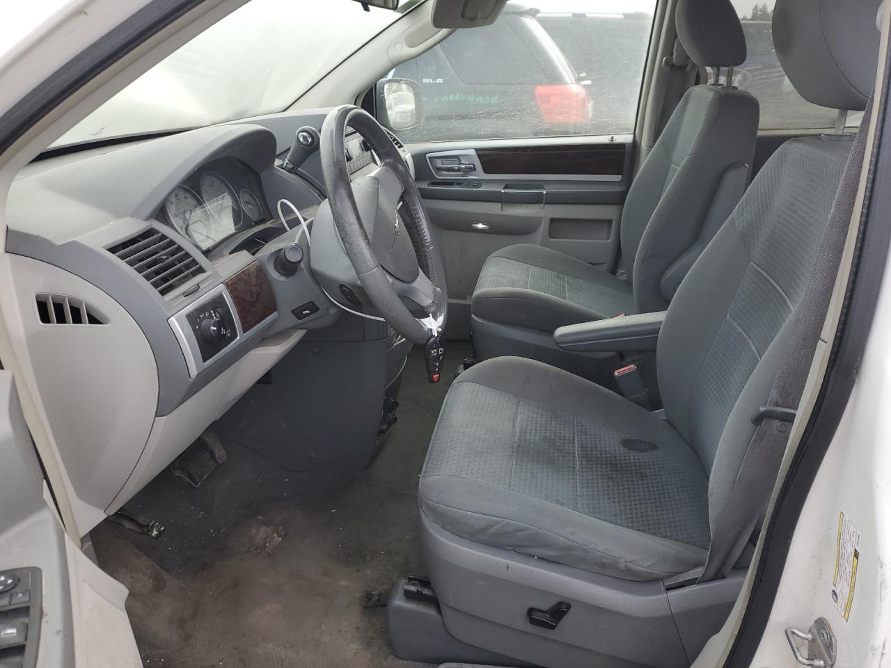 2010 Chrysler Town & Country - Image 7